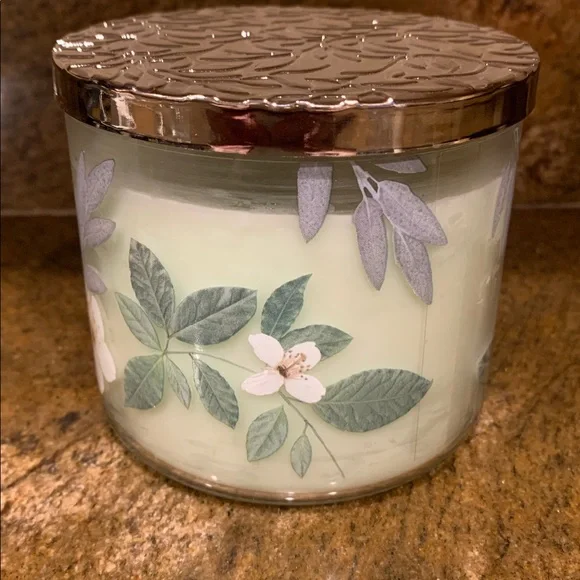 NEW…..Bath & Body Works 3-wick candle….White Gardenia Scented Candle - Picture 2 of 5